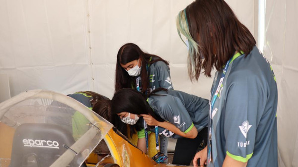 Kocaeli'de liseli kızlar elektrikli araç üretti! Erkekler getir götür yaptı - Resim: 0