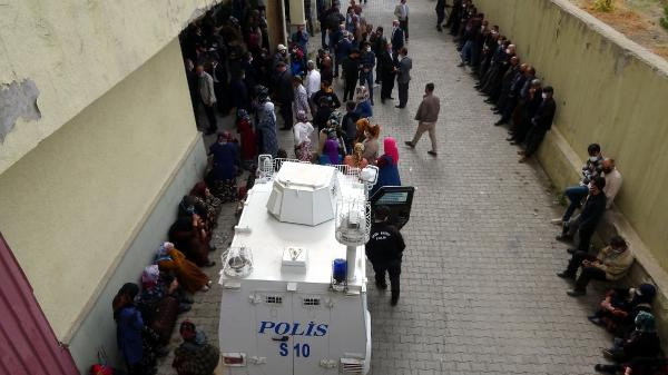 Hakkari'de 7 çocuk babası feci şekilde can verdi! Üzerinden geçti - Resim: 0