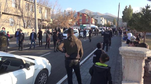 Düğün öncesi kısır gecesi hazırlığında kavga: 3 yaralı - Resim: 0