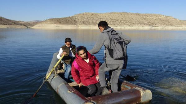 Diyarbakır'da okul yolu çileye dönüştü! Kayıkla gidiyorlar: Belediye sessiz kaldı - Resim: 1