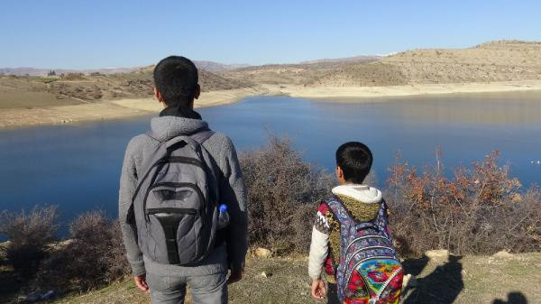 Diyarbakır'da okul yolu çileye dönüştü! Kayıkla gidiyorlar: Belediye sessiz kaldı - Resim: 0