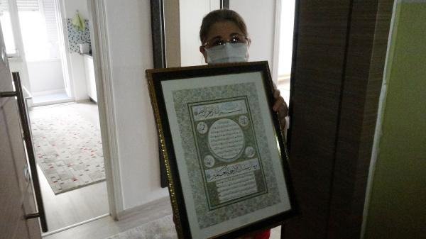 Antalya'da ilginç anlar! Yangın çıkan binanın penceresinde elindeki ayetli tabloyla dua etti - Resim: 0