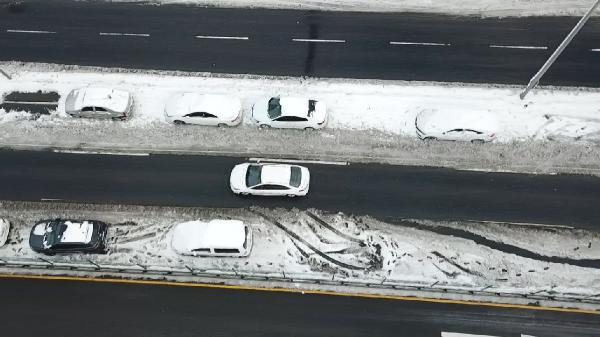 İstanbul'da yoğun kar yağışı hayatı felç etti! Haramidere terk edilen araçlarla doldu - Resim: 0
