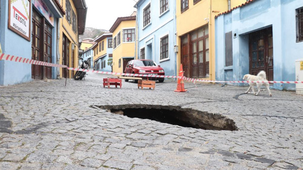 Denizli'de yol bir anda çöktü otomobil çukura düştü! Çok eski tarihlere dayanan... - Resim: 0