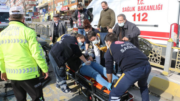 Edirne'de 2 otomobil çarpıştı! Kazayı gören vatandaşlar film gibi izledi - Resim: 1