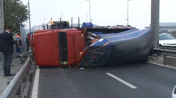 E-5'te kamyonet devrildi! Trafik kilitlendi - Resim: 3