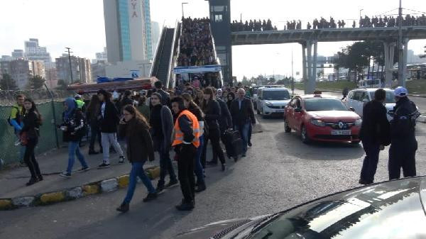Binlerce kişi sıkıştı: Bariyerleri yıkıp geçtiler! - Resim: 2