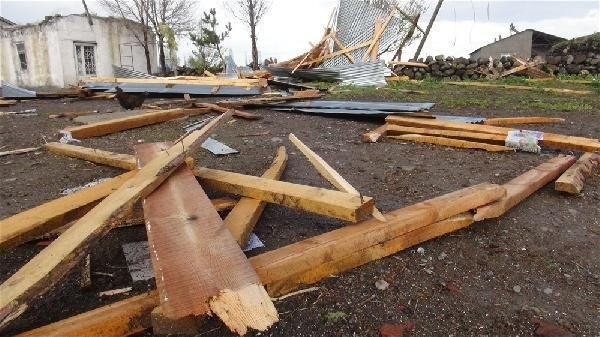 Şiddetli fırtına minareyi uçurdu! - Resim: 4