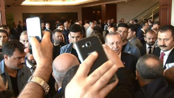 "Reis selfi çektirmek istiyorum" dedi Erdoğan bu ricayı kırmadı - Resim: 3