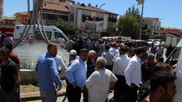 Kendini ateşe verdi: Süs havuzuna atılarak kurtarıldı! - Resim: 1