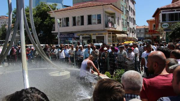 Kendini ateşe verdi: Süs havuzuna atılarak kurtarıldı! - Resim: 2