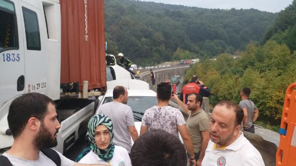 Korkunç kazaya 12 araç karıştı: Ölü ve çok sayıda yaralı var! - Resim: 4