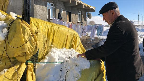 Kars'ta Sibirya soğuğuna çare salça kutusu oldu - Resim: 3