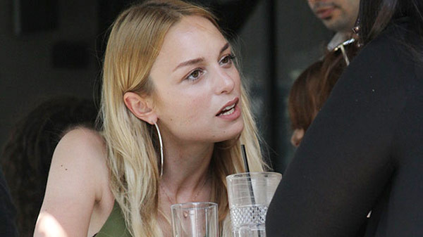 Dizideki sevişme sahnelerini ailesine izletmedi - Resim: 2