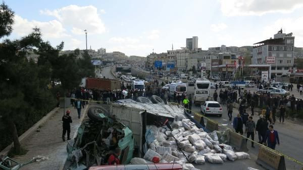 Şanlıurfa'da freni boşalan kamyon 4 aracı hurdaya çevirdi - Resim: 2