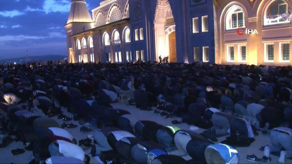 Çamlıca Camii’nde sabah namazı yoğunluğu Karamollaoğlu buna ne diyecek? - Resim: 3