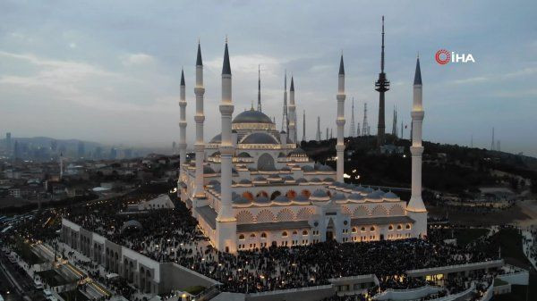 Çamlıca Camii’nde sabah namazı yoğunluğu Karamollaoğlu buna ne diyecek? - Resim: 1