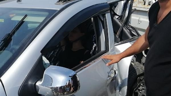 Balıkesir'de yol kenarındaki araca kamyonet çarptı 4 yaralı - Resim: 1