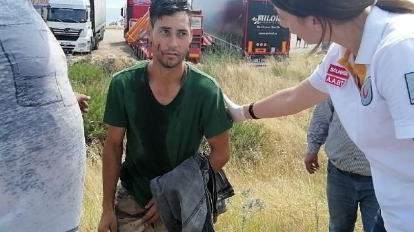 Balıkesir'de yol kenarındaki araca kamyonet çarptı 4 yaralı - Resim: 2