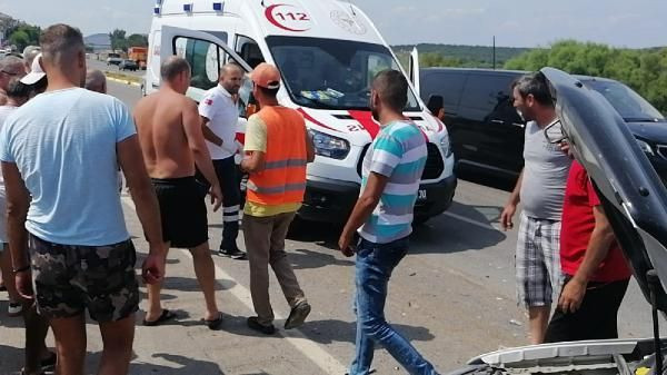 Balıkesir'de yol kenarındaki araca kamyonet çarptı 4 yaralı - Resim: 3