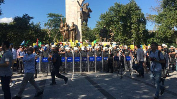 İstanbul'da kalmak isteyen Suriyeliler eylem yaptı - Resim: 3