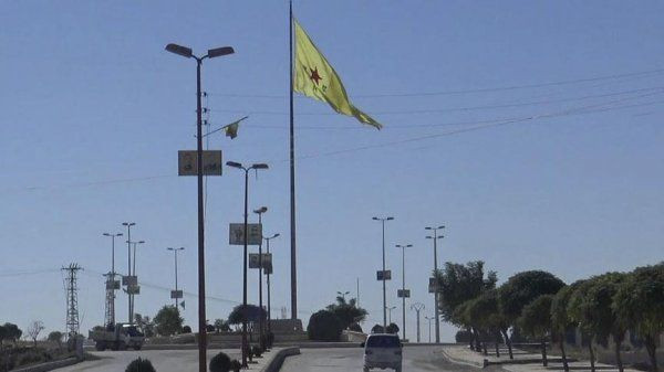 YPG militanı ile ABD askeri SDG bayrağı asılı mevzide - Resim: 3