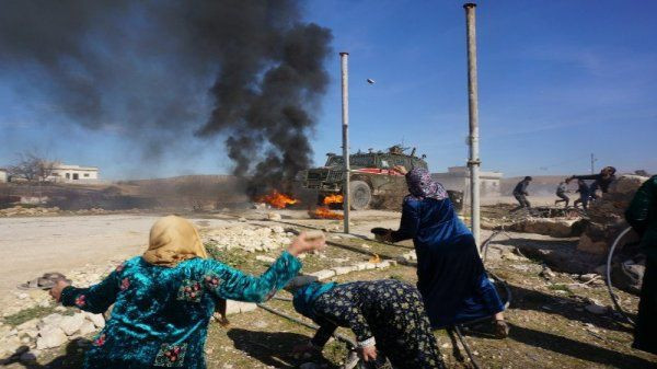 Kobani'de Türk askerine taşlı saldırı elleriniz kırılsın - Resim: 3