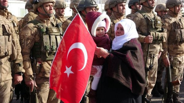 Komandolar Suriye'ye dualarla gönderildi duygusal anlar - Resim: 2