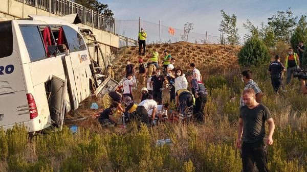 İstanbul'da yolcu otobüsü otoyoldan çıktı! Ölü ve yaralılar var - Resim: 2