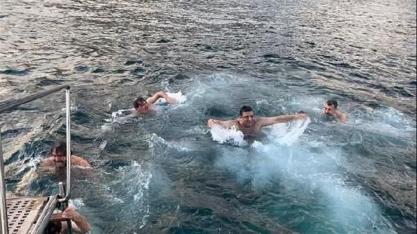 İstanbul'da denize atlamaları ve çıkmaları bir oldu! Tanju Çolak son anda vazgeçti - Resim: 1