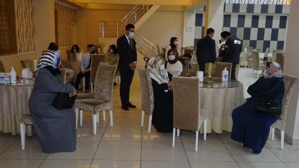 Bursa'da yasak olmasına karşın yapılan düğüne polis baskını! 25 kişiye 78 bin 750 lira ceza - Resim: 2