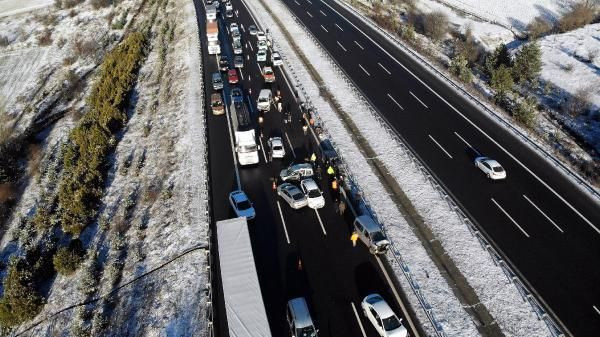 Bolu'da otoyolda 9 araç birbirine girdi! Yaralılar var - Resim: 1