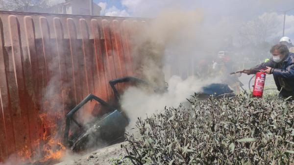 Bursa'da TIR'ın üzerine devrildiği otomobil yandı! 1 kişi öldü 2 yaralı var - Resim: 1