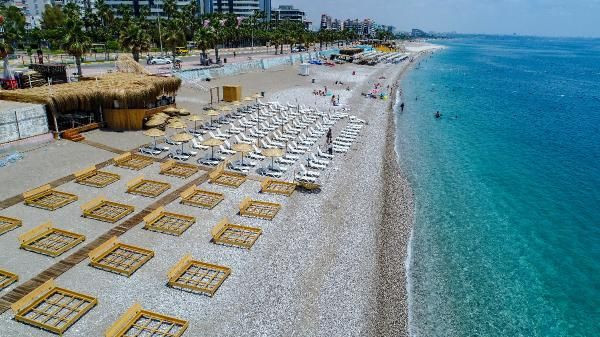 Antalya'da turistler plajlara akın etti! Kısıtlamanın son günü denizin keyfini çıkardılar - Resim: 2