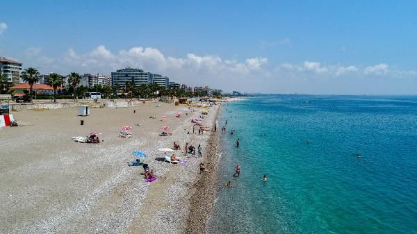 Antalya'da turistler plajlara akın etti! Kısıtlamanın son günü denizin keyfini çıkardılar - Resim: 4