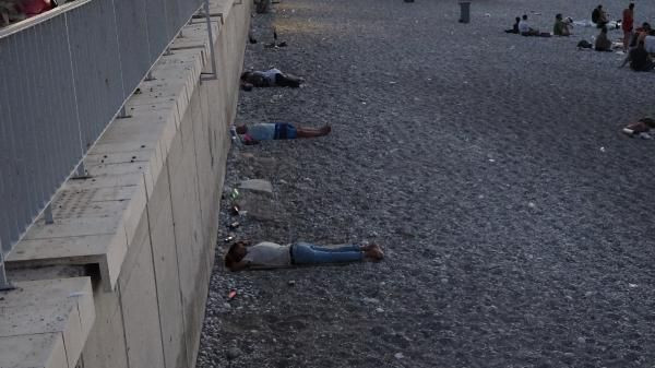 Antalya gece de kavruldu! Sıcaktan bunalanlar Konyaaltı sahilinde sabahladı - Resim: 2