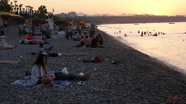 Antalya gece de kavruldu! Sıcaktan bunalanlar Konyaaltı sahilinde sabahladı - Resim: 3