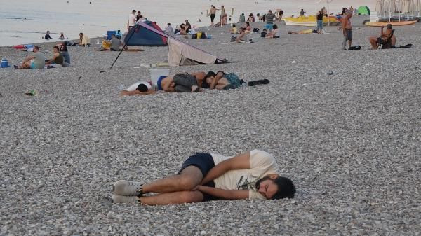 Antalya gece de kavruldu! Sıcaktan bunalanlar Konyaaltı sahilinde sabahladı - Resim: 4
