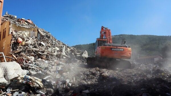 Kastamonu Bozkurt'tan yürek dağlayan kareler! Binalar yıkılıyor: Çocuklarım kaçtı, biz eşimle... - Resim: 2