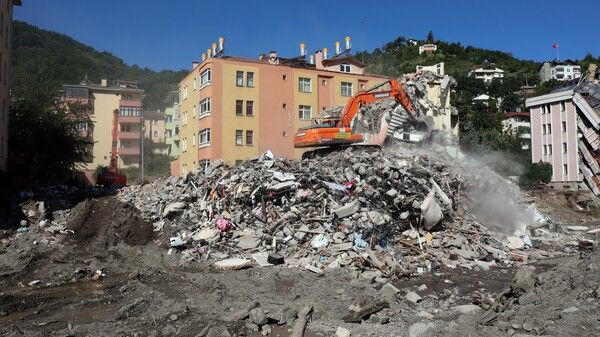 Kastamonu Bozkurt'tan yürek dağlayan kareler! Binalar yıkılıyor: Çocuklarım kaçtı, biz eşimle... - Resim: 3