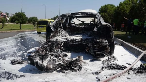 Antalya'da lüks otomobil yarım saatte küle döndü! Aracın içindekiler şok yaşadı - Resim: 3