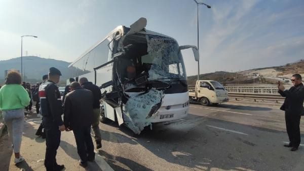 Bursa'da öğrencileri taşıyan otobüs kamyona çarptı: 24 yaralı var - Resim: 1