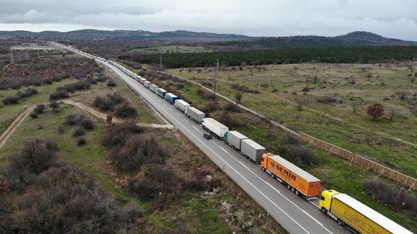 Edirne'de kilometrelerce kuyruk oluştu! Günlerdir bekliyorlar: İhracat engellenmeye çalışıyor - Resim: 1