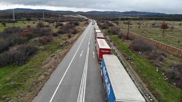 Edirne'de kilometrelerce kuyruk oluştu! Günlerdir bekliyorlar: İhracat engellenmeye çalışıyor - Resim: 2