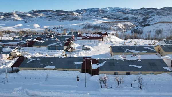 Tunceli Ovacık'tan inanılmaz görüntüler! Evler kara gömüldü hayat durdu - Resim: 1