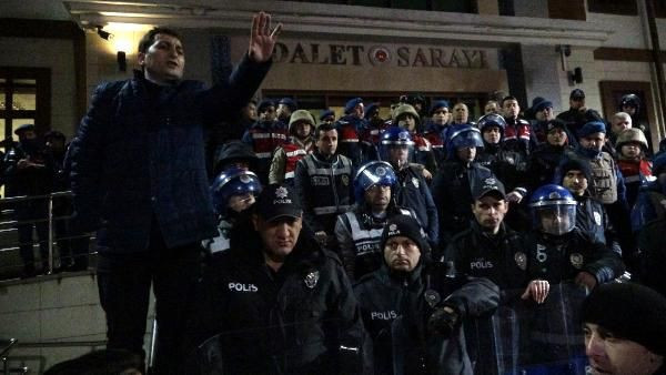 Cezaevi firarisinin genç kızı taciz ettiği iddiası, ilçeyi sokağa döktü - Resim: 0