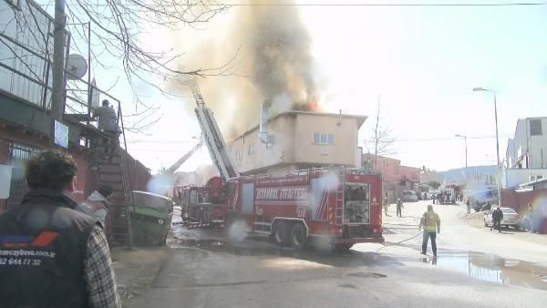 Ataşehir'de mobilya imalathanesinin çatısında yangın - Resim: 2