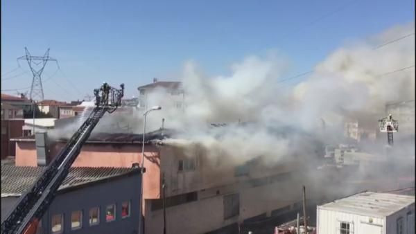 Ataşehir'de mobilya imalathanesinin çatısında yangın - Resim: 1