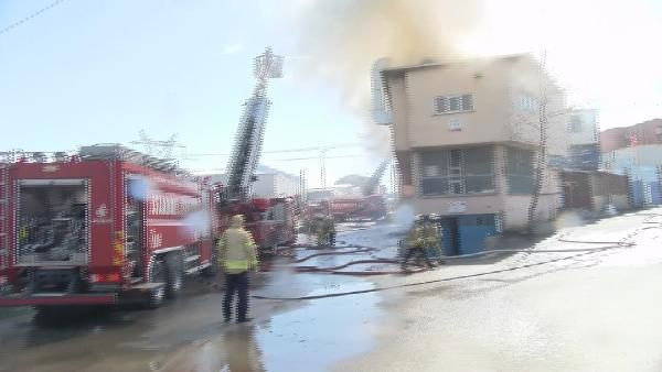 Ataşehir'de mobilya imalathanesinin çatısında yangın - Resim: 0