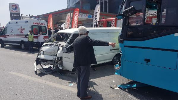 Minibüsle otobüs çarpıştı: Ölü ve yaralılar var - Resim: 0